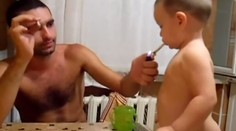 Výchova „ako sa patrí“! Otec zapaľuje cigaretu malému batoľaťu