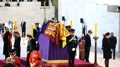 OBRAZOM: Vnúčatá Alžbety II. držali stráž pri jej rakve