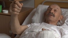 Uštipla ho vretenica. Zobral ju do tašky a vytiahol u lekárky