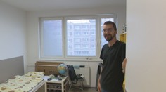 Ján je večný študent. Na internáte býva 13 rokov, no už aj on musí čoskoro vyriešiť svoje bývanie