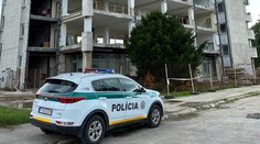 Policajti zachránili vo Vrbovom matku so 4-ročnou dcérkou v náručí v poslednej sekunde. Stála na okraji budovy