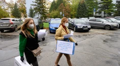 Ďalšia špecialita volieb. Zašli sme za voličmi v izolácii, nechýbali rukavice a respirátory