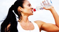 Ak sú horúčavy, pite pravidelne v malých dávkach. Malinovky sa nepočítajú