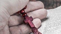 Sexuálne zneužitý muž žaluje cirkev