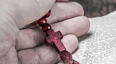 Sexuálne zneužitý muž žaluje cirkev