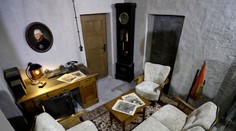 Vydražili album s nezvyčajnými fotografiami Hitlera, ktoré našli v jeho bunkri