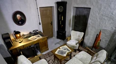 Vydražili album s nezvyčajnými fotografiami Hitlera, ktoré našli v jeho bunkri