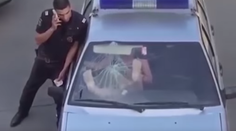 Policajti zamkli opitú blondínu v aute. Nenapadlo im, čo tam vyvedie