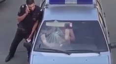Policajti zamkli opitú blondínu v aute. Nenapadlo im, čo tam vyvedie