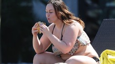 Nahé prsia a hamburger v ruke. Britská hviezda pribrala 40 kíl a je na to hrdá