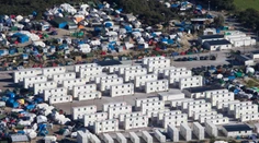 Tábor pri Calais zlikvidujú, migrantov prerozdelia po krajine