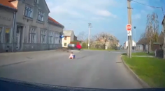 K tragédii veľa nechýbalo: Dievčatko sa na tatrovke rútilo priamo do križovatky