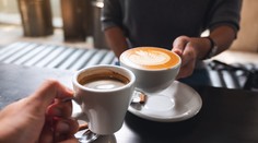 Bez kávy si mnohí nevedia predstaviť deň. Skúsený barista o nej prezradil viac