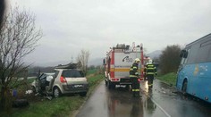 Po zrážke autobusu s autom sa pri Trenčíne zranilo šesť osôb