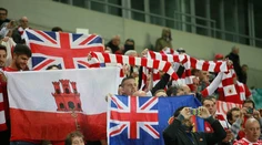 Brit púšťal nad štadiónmi drony, pôjde pred súd