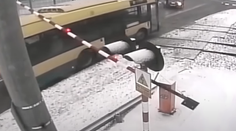 VIDEO: Zábery, pri ktorých tuhne krv v žilách. Autobus vošiel na priecestie a zostal tam stáť