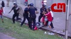 Policajti ho zbili pred očami jeho detí, tie sa pozerali a plakali