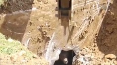 Robotníci likvidovali starú šachtu, čo z nej vybehlo ich úplne zaskočilo