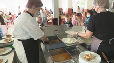 Rodičia školákov a škôlkarov budú platiť viac, samosprávy postupne schvaľujú poplatky