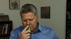 VIDEO: Slepý muž háda farby fixiek pomocou ich vône