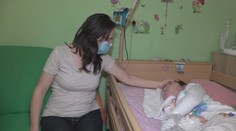 Nedávali jej ani päť rokov rokov života. Fazuľka má už deväť a rodičia sa nevzdávajú