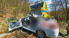 Zrážku taxíka s vlakom neprežil dôchodcovský pár. Svedkyňa opísala strašný náraz