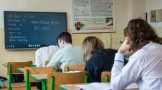 Vypnutý telefón, na stole iba voda a hárky s testami. Maturanti musia pri skúškach dodržať viaceré pravidlá