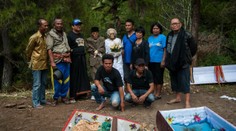 V Indonézii opäť oslavovali. Vykopali, umyli a obliekali mŕtvych