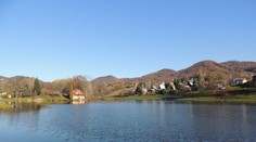 Koniec nefunkčným výpustom a nánosom bahna. Tajch v Novej Bani začali rekonštruovať