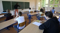 Zvýšia sa učiteľom, úradníkom či opatrovateľkám v domovoch ešte tento rok platy? Vláda sa rozhodla zmraziť im mzdy