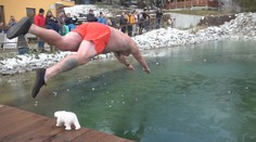 Otužilci na Orave sa rozhodli vyčistiť jazierko. Čakalo ich tam prekvapenie