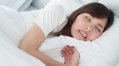 Škrípanie zubami sa týka aj dospelých. Pri liečbe vám ale lekár nepomôže