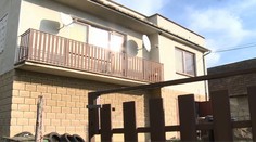 Hororový víkend rodiny s deťmi neďaleko Levíc. Do domu im vtrhli muži a zbili ich