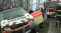 Dráma pri Leopoldove. V havarovanej sanitke uviazla pacientka