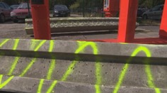 Absurdná situácia v Ružinove. Vodičov uväznili na parkovisku betónové kvádre