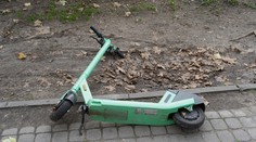 Kolobežky uprostred chodníkov. Proti odvrátenej strane ekologickej dopravy bojujú petíciou