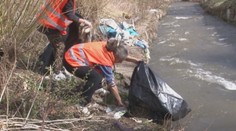 Z brehov riek sa stávajú smetiská. Ľudia z osád do vody hádžu všetko, čo nepotrebujú