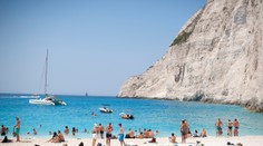 Na svetoznámu grécku pláž sa turisti toto leto nedostanú. Hrozí tam nebezpečenstvo