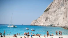 Na svetoznámu grécku pláž sa turisti toto leto nedostanú. Hrozí tam nebezpečenstvo