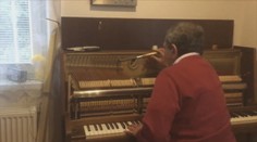 Na Horehroní vyčíňa falošný ladič klavírov. Podviedol aj materskú školu