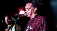 Na závislosť zomrel bývalý frontman slávnej skupiny Chuck Mosley (†57)