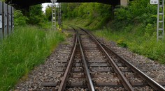 Závory ani červená manželov nezastavili. Žena v Ivanke pri Dunaji neprežila zrážku s rýchlikom