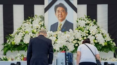 Japonsko si napriek protestom uctilo na štátnom pohrebe zavraždeného expremiéra Abeho