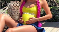 Kráska z klipu Justina Biebera čaká prvé dieťa. So 65-ročným milionárom