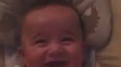 Toto video vás dostane. Malý chlapček sa smeje ako diabol