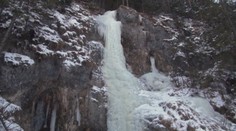 Unikátne klzisko v Slovenskom raji sa roztápa. Jazdili tam aj na bicykloch