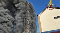 Výškový obytný dom v Miláne zachvátili obrovské plamene