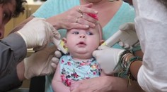 Mamička nechala prepichnúť dcérke uši. Ľudia ju na Facebooku vinia z násilia