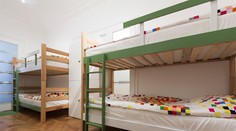 Chlapec (†4) zomrel, keď sa mu zasekla hlava v novej postieľke. Rodičia tvrdia, že dodržali inštrukcie