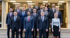 Ministrom Ficovej vlády by mali podrásť platy. Premiér si myslí, že sú neprimerane nízke